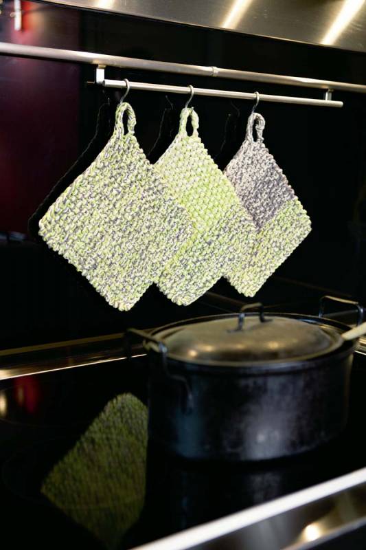 Knitting set Pot holder  with knitting instructions in garnwelt box in size 24 x 24 cm